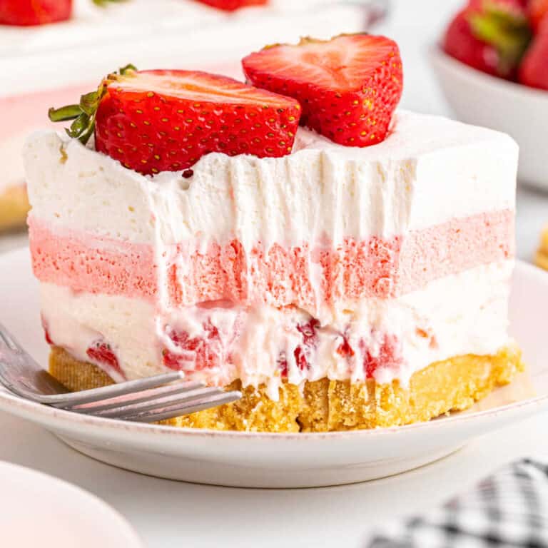 No-Bake Strawberry Delight Dessert